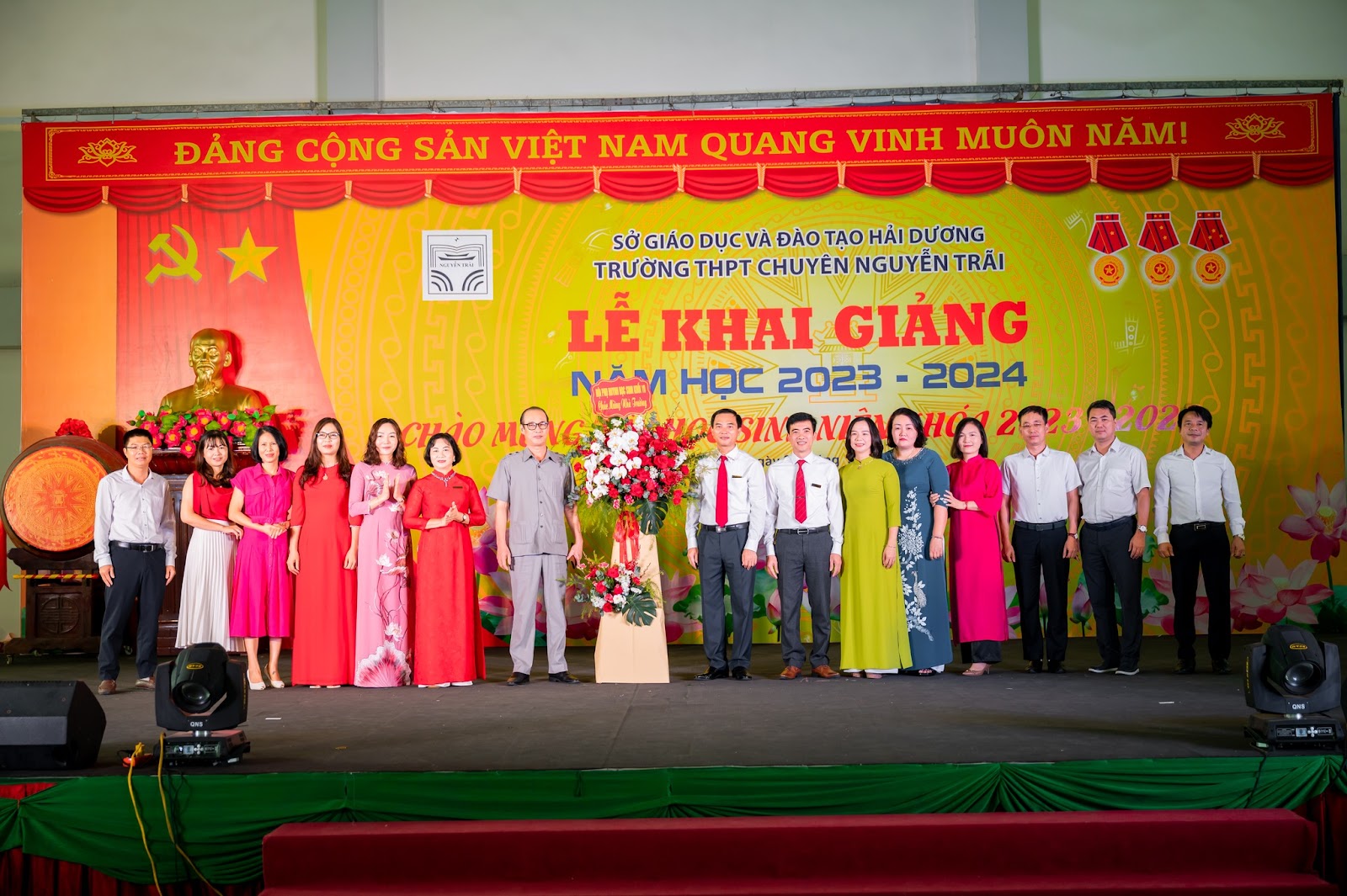 Nhấn để phóng to